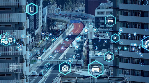 Paisaje de tráfico urbano denso superpuesto con gráficos digitales futuristas para indicar la conectividad y el intercambio de datos entre vehículos e infraestructura.