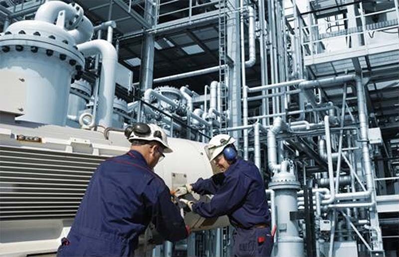 Trabajadores de una instalación de energía donde se pueden utilizar routers celulares industriales.