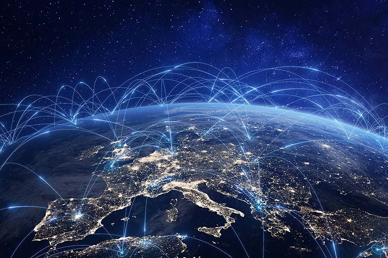 Redes de comunicación inalámbrica visualizadas como bandas de luz que se desplazan de ciudad en ciudad a través de una imagen satelital de Europa por la noche.